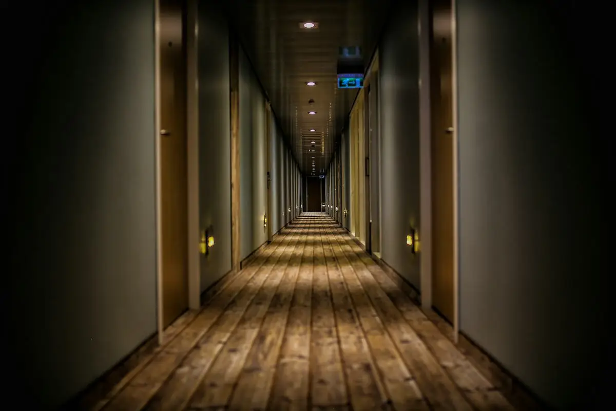 Mirna hotelska notranjost z umirjeno osvetlitvijo
