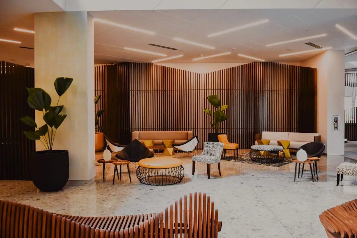 Svetel hotelski salon z udobnimi sedeži